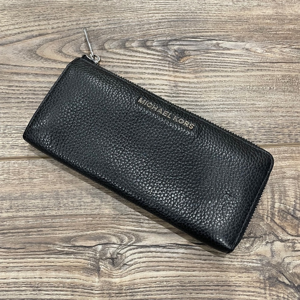 Michael Kors Women's Jet Set Travel Large Three Quarter Zip Wallet